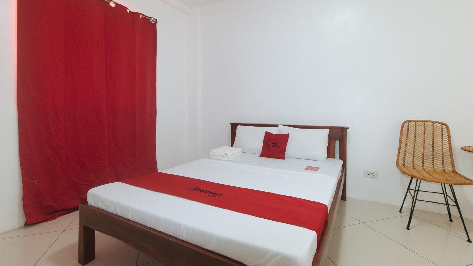 Reddoorz At Fat J Apartelle Mactan Cebu Εξωτερικό φωτογραφία