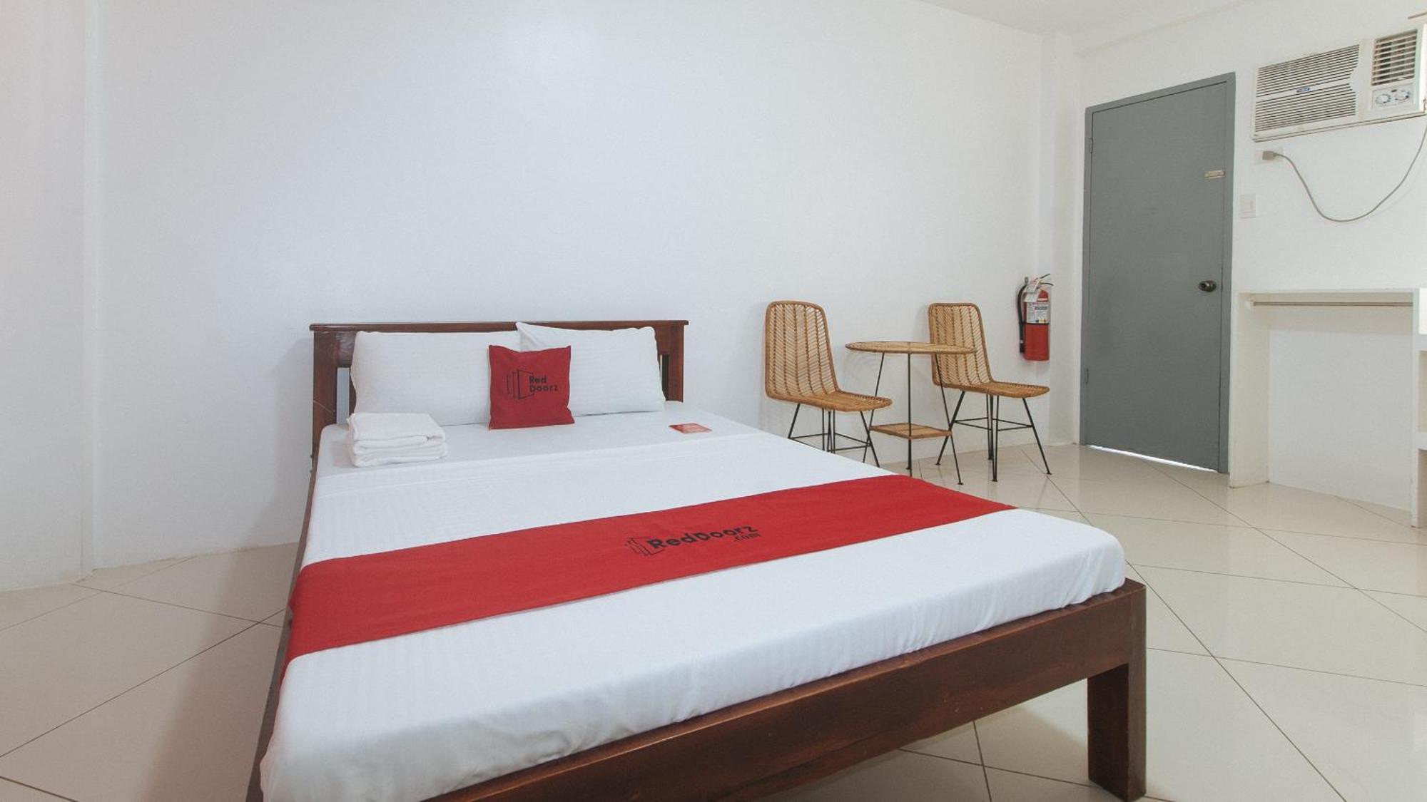 Reddoorz At Fat J Apartelle Mactan Cebu Εξωτερικό φωτογραφία
