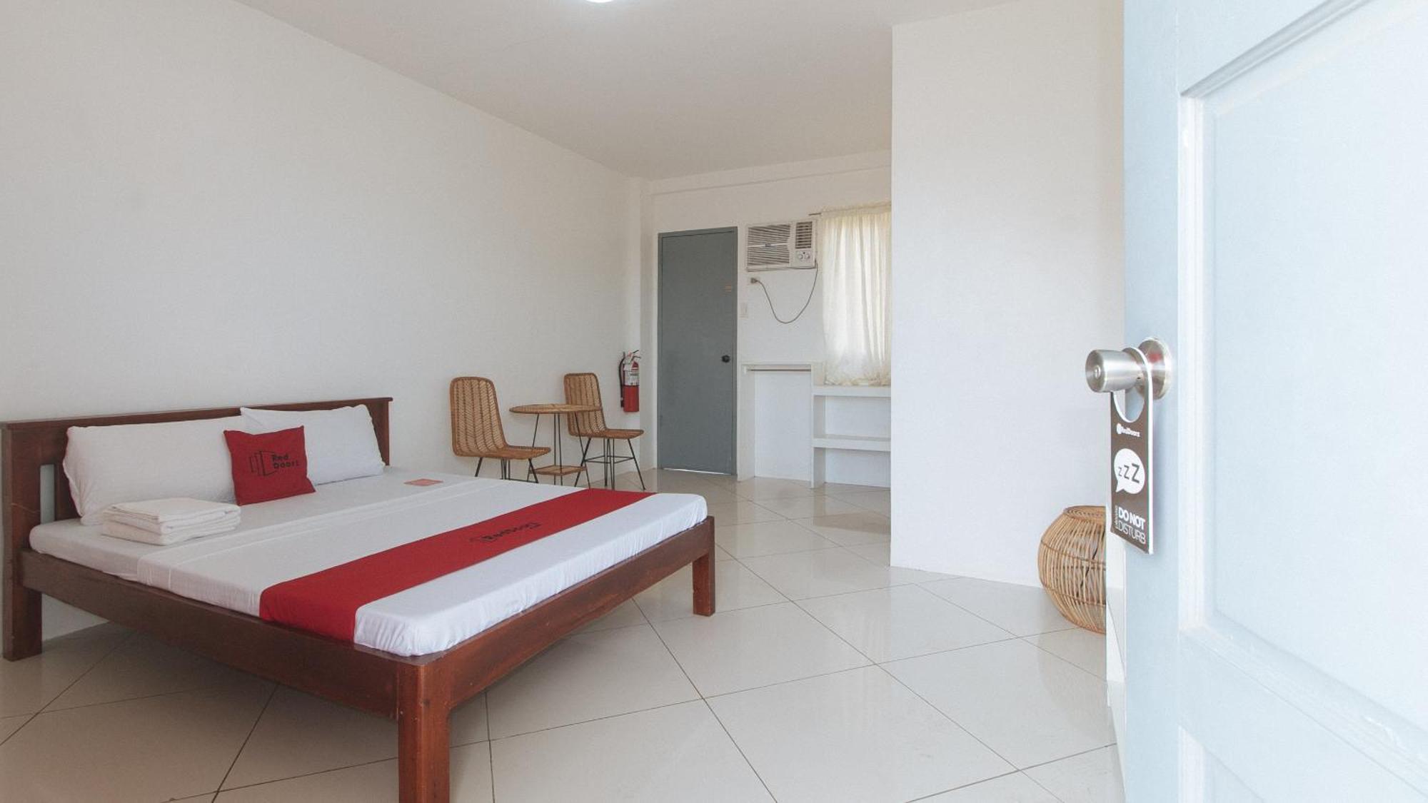 Reddoorz At Fat J Apartelle Mactan Cebu Εξωτερικό φωτογραφία